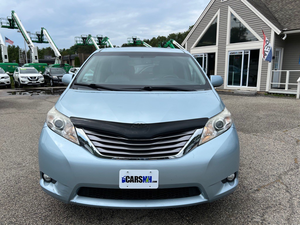 2015 Toyota Sienna Image 2