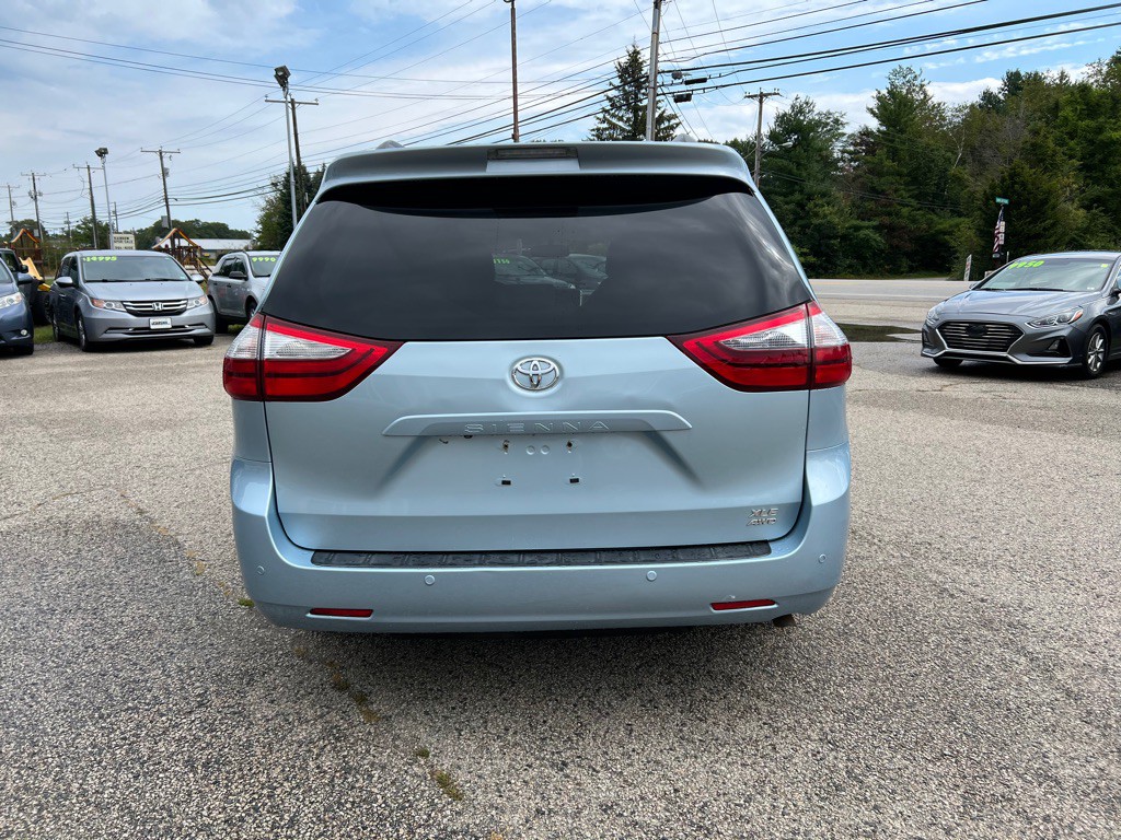 2015 Toyota Sienna Image 6