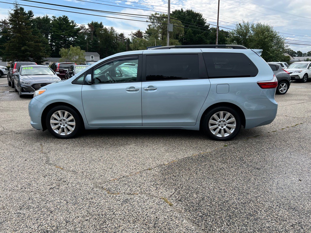 2015 Toyota Sienna Image 8