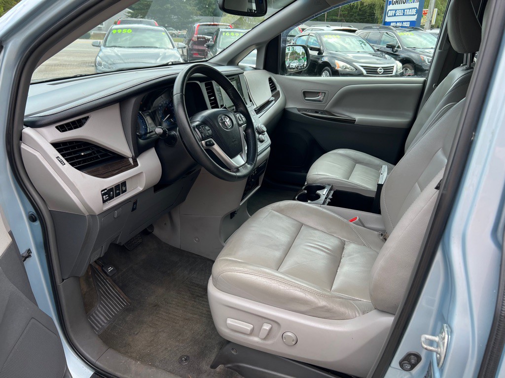 2015 Toyota Sienna Image 9