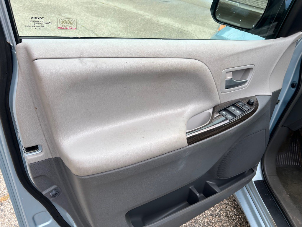 2015 Toyota Sienna Image 10