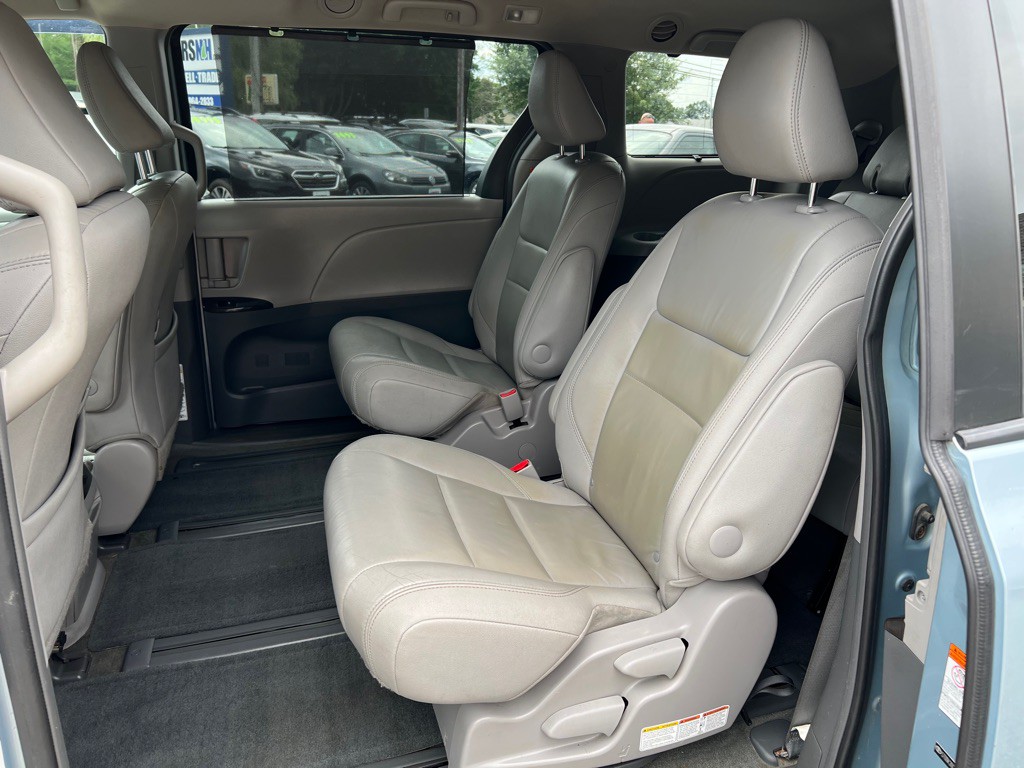 2015 Toyota Sienna Image 11