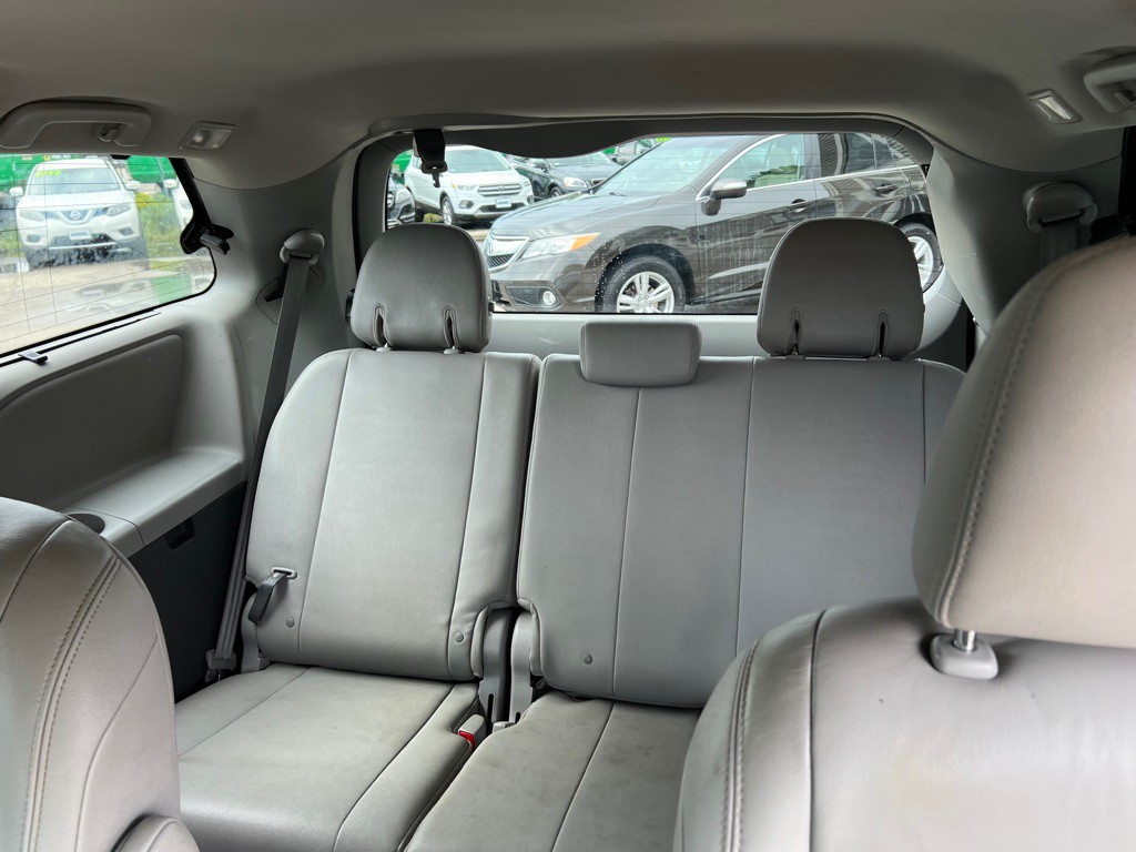 2015 Toyota Sienna Image 12