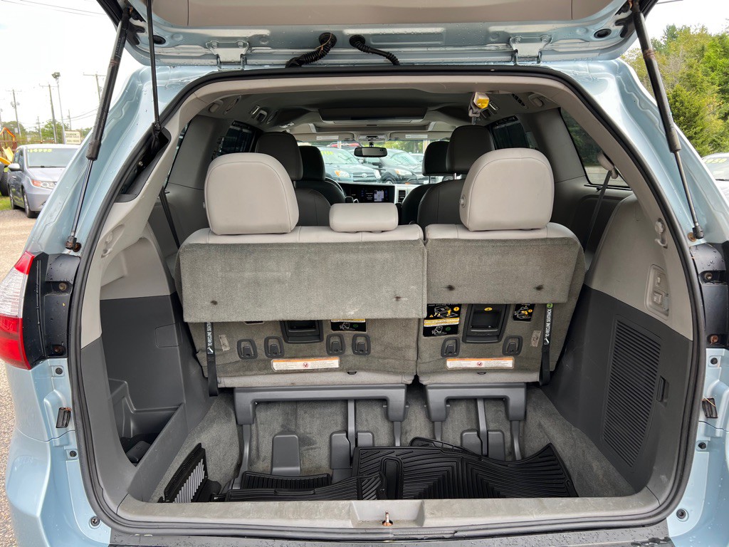 2015 Toyota Sienna Image 13