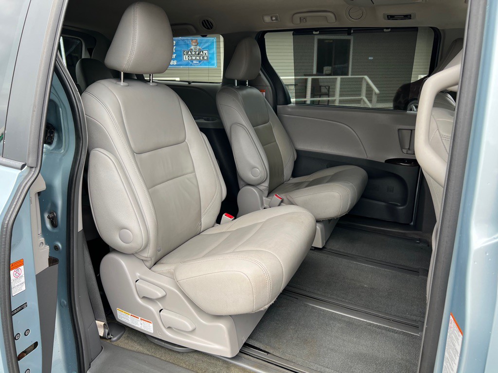 2015 Toyota Sienna Image 14
