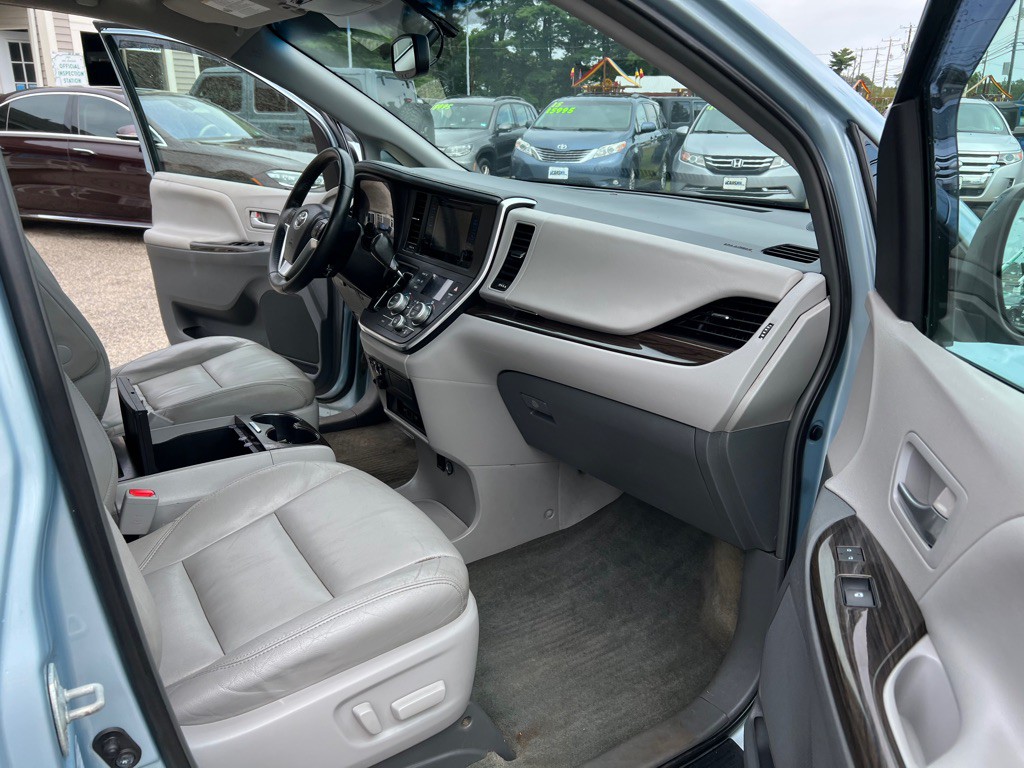 2015 Toyota Sienna Image 15