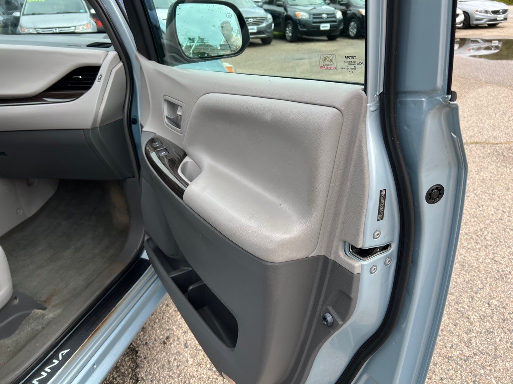 2015 Toyota Sienna Image 16