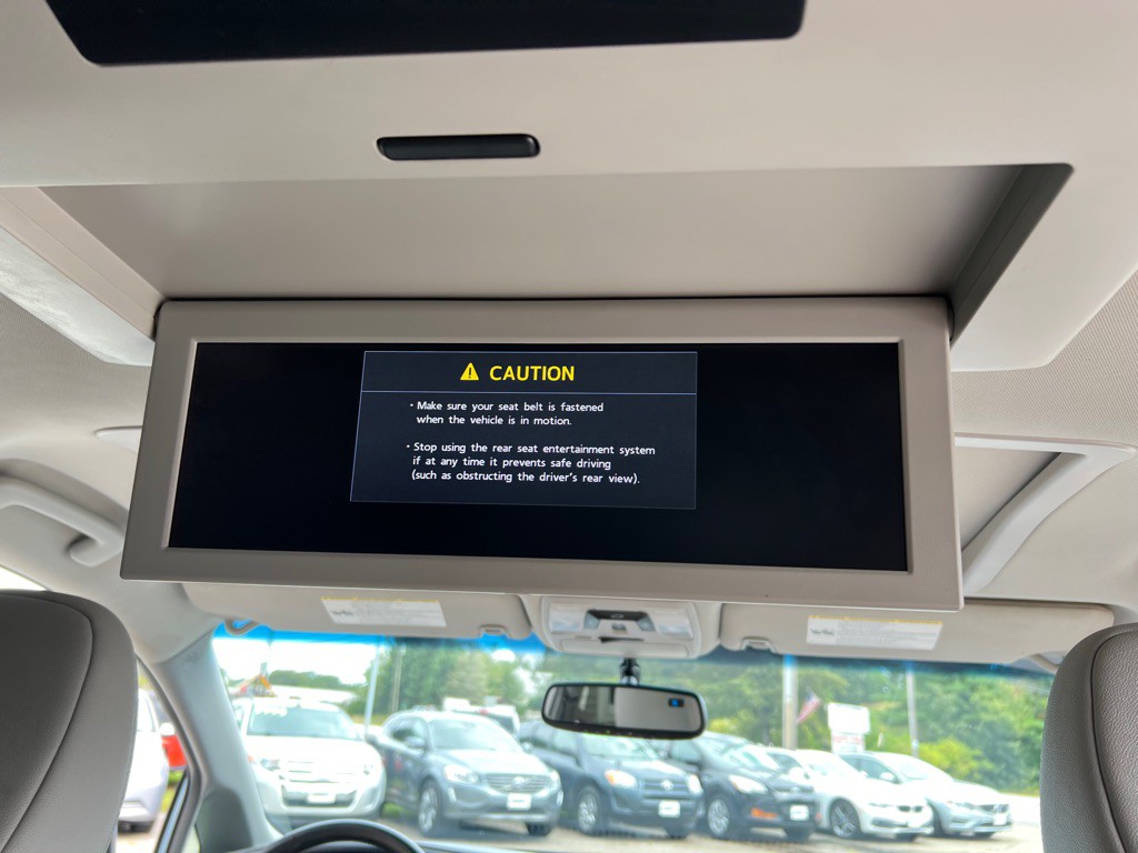 2015 Toyota Sienna Image 17