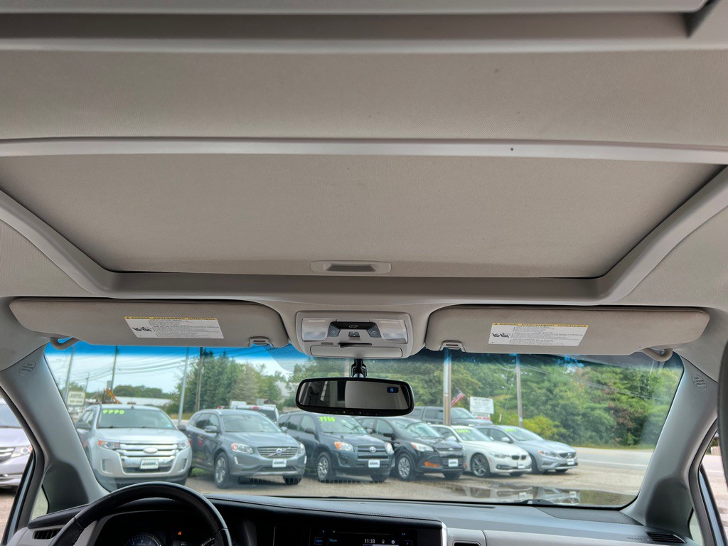 2015 Toyota Sienna Image 18