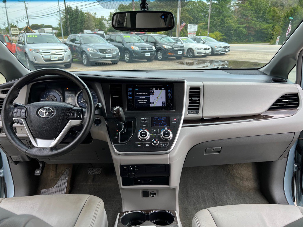 2015 Toyota Sienna Image 19