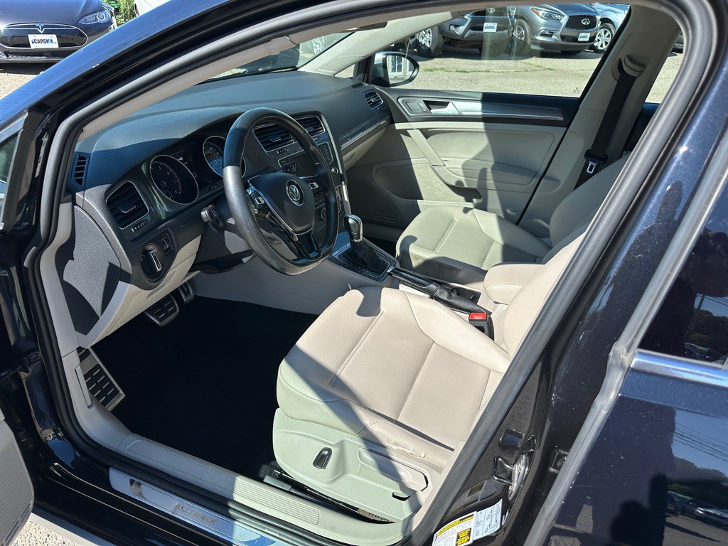 2017 Volkswagen Golf Image 9