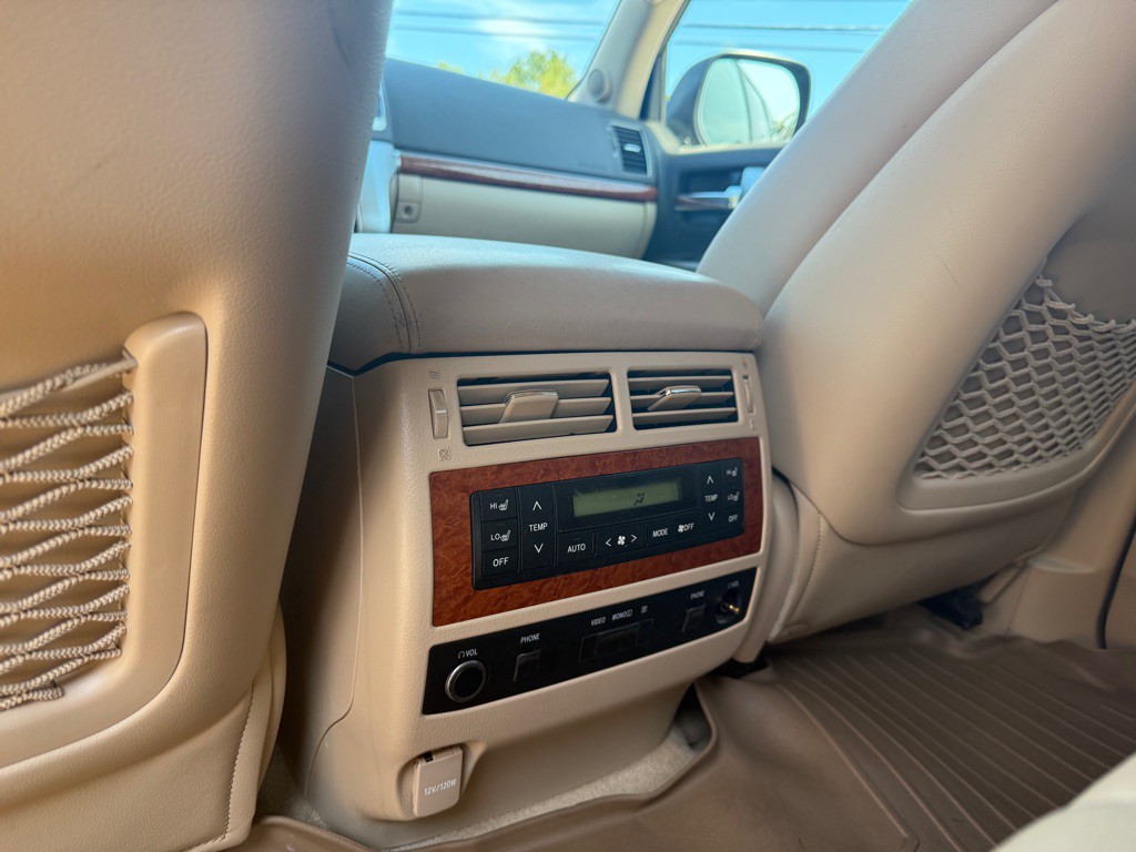 2013 Toyota Land Cruiser Image 12