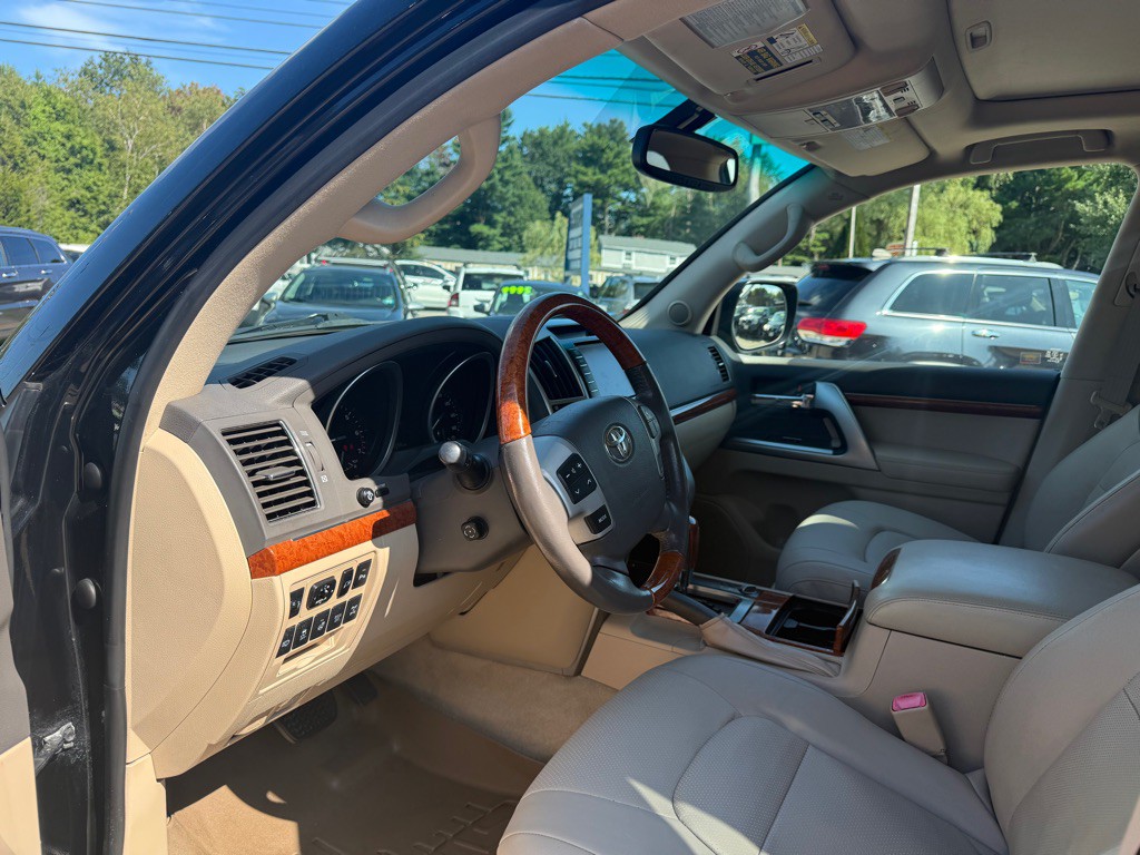 2013 Toyota Land Cruiser Image 15