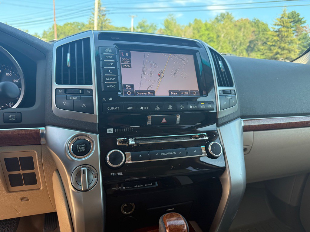2013 Toyota Land Cruiser Image 18