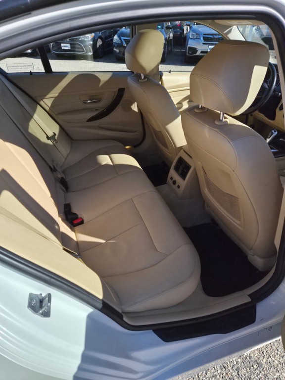 2015 BMW 3 Series Image 9