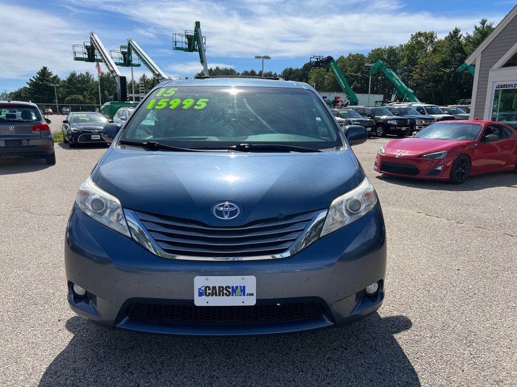 2015 Toyota Sienna Image 2