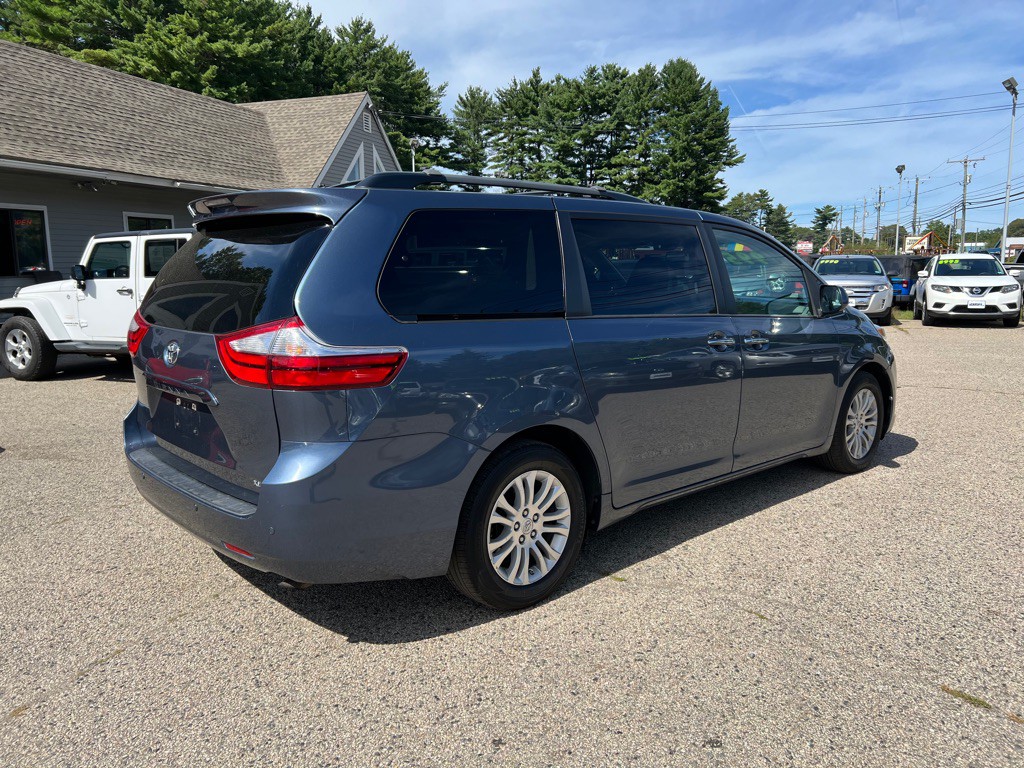 2015 Toyota Sienna Image 5
