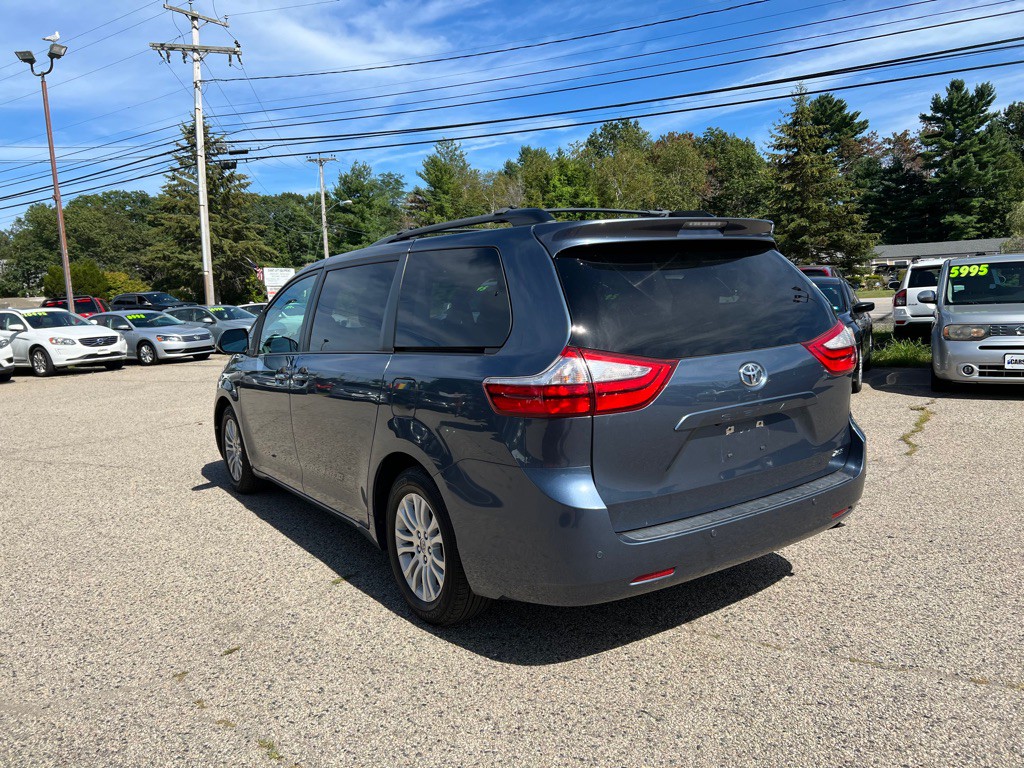 2015 Toyota Sienna Image 7