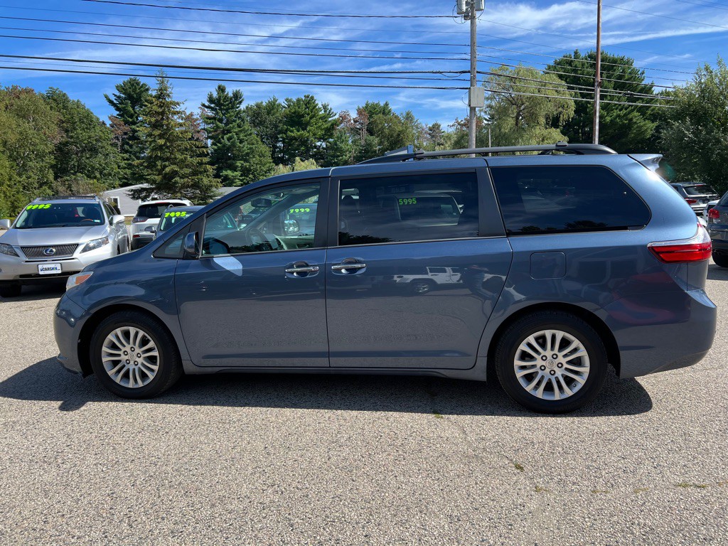 2015 Toyota Sienna Image 8