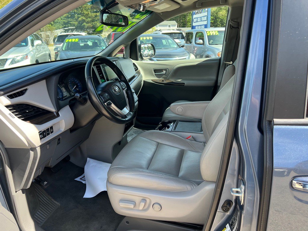 2015 Toyota Sienna Image 9