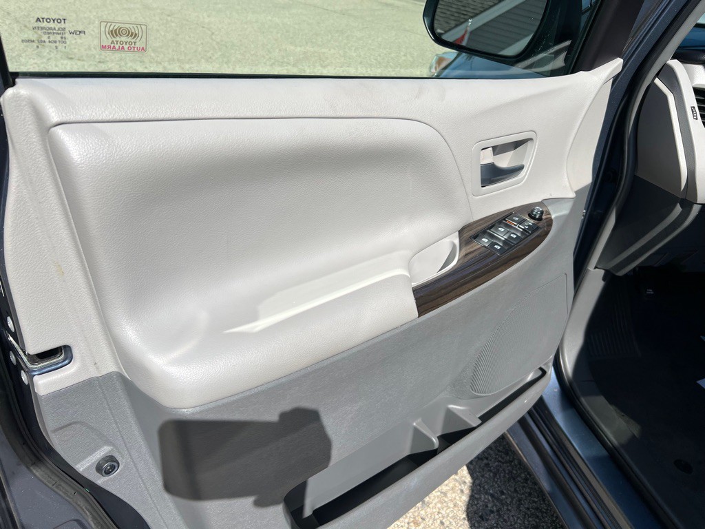 2015 Toyota Sienna Image 10