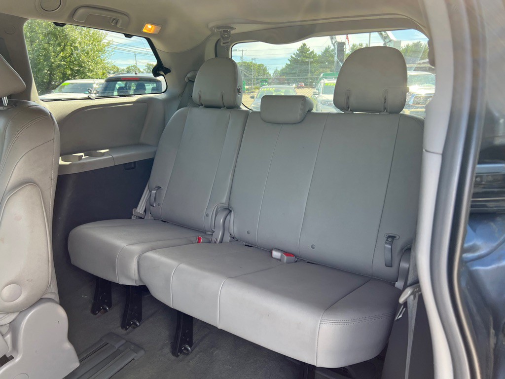 2015 Toyota Sienna Image 11