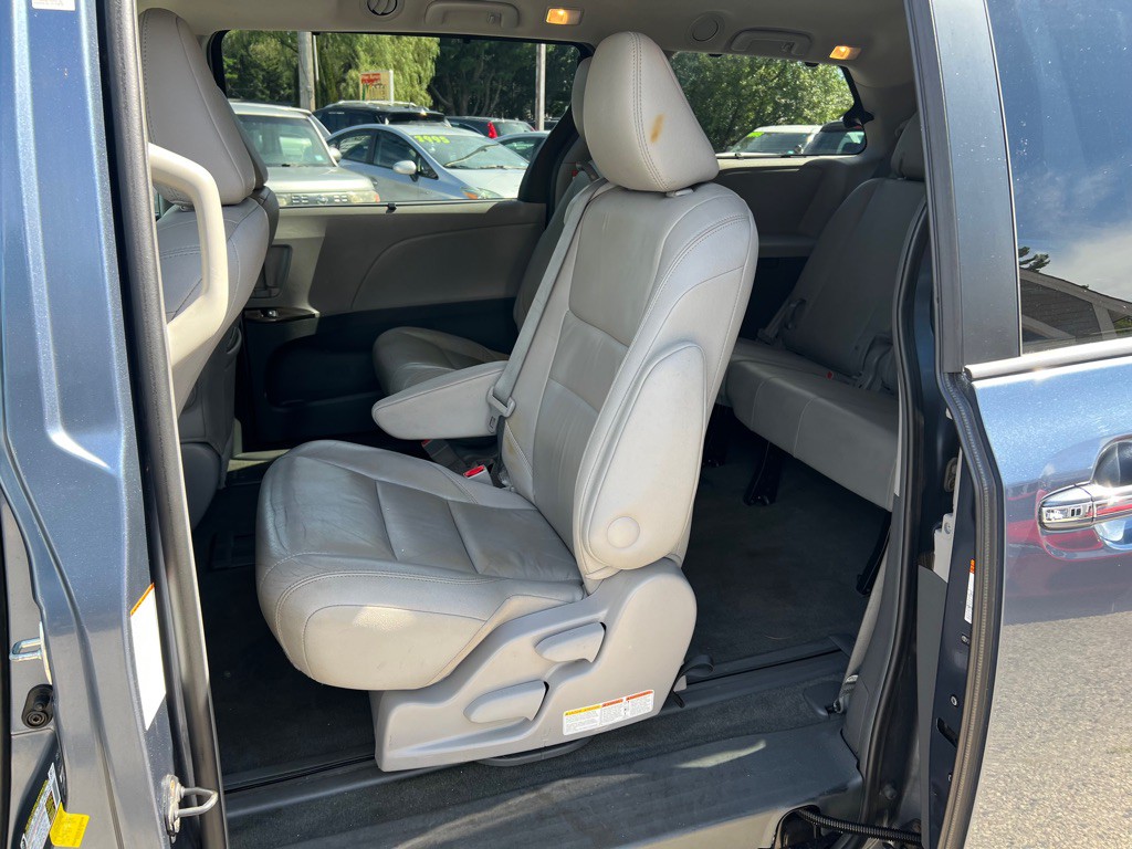2015 Toyota Sienna Image 12