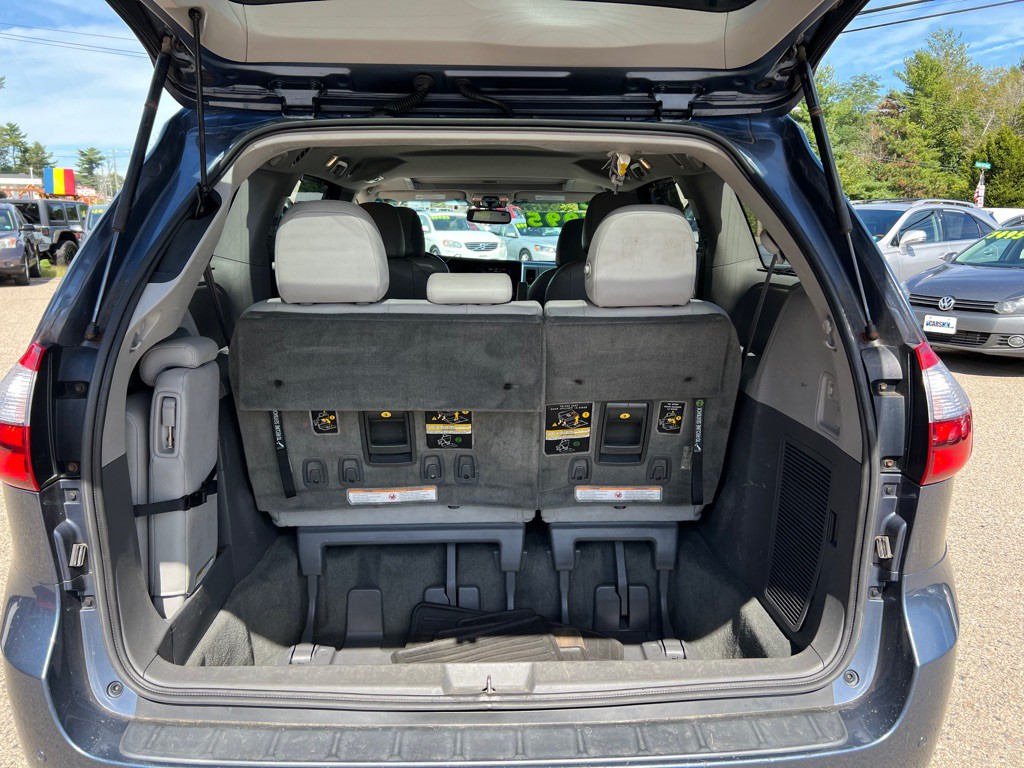 2015 Toyota Sienna Image 13