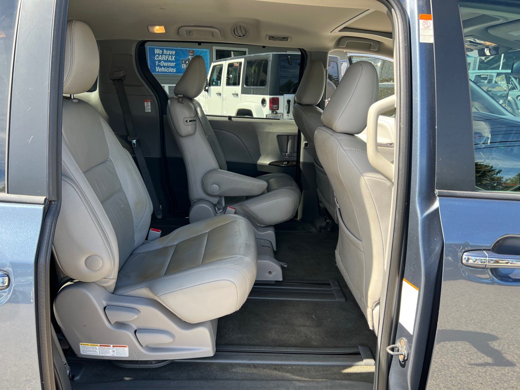 2015 Toyota Sienna Image 14