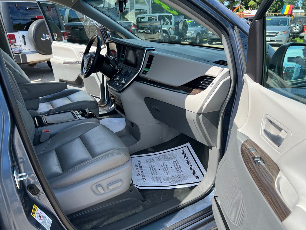 2015 Toyota Sienna Image 15