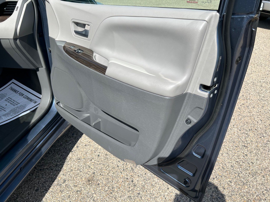 2015 Toyota Sienna Image 16