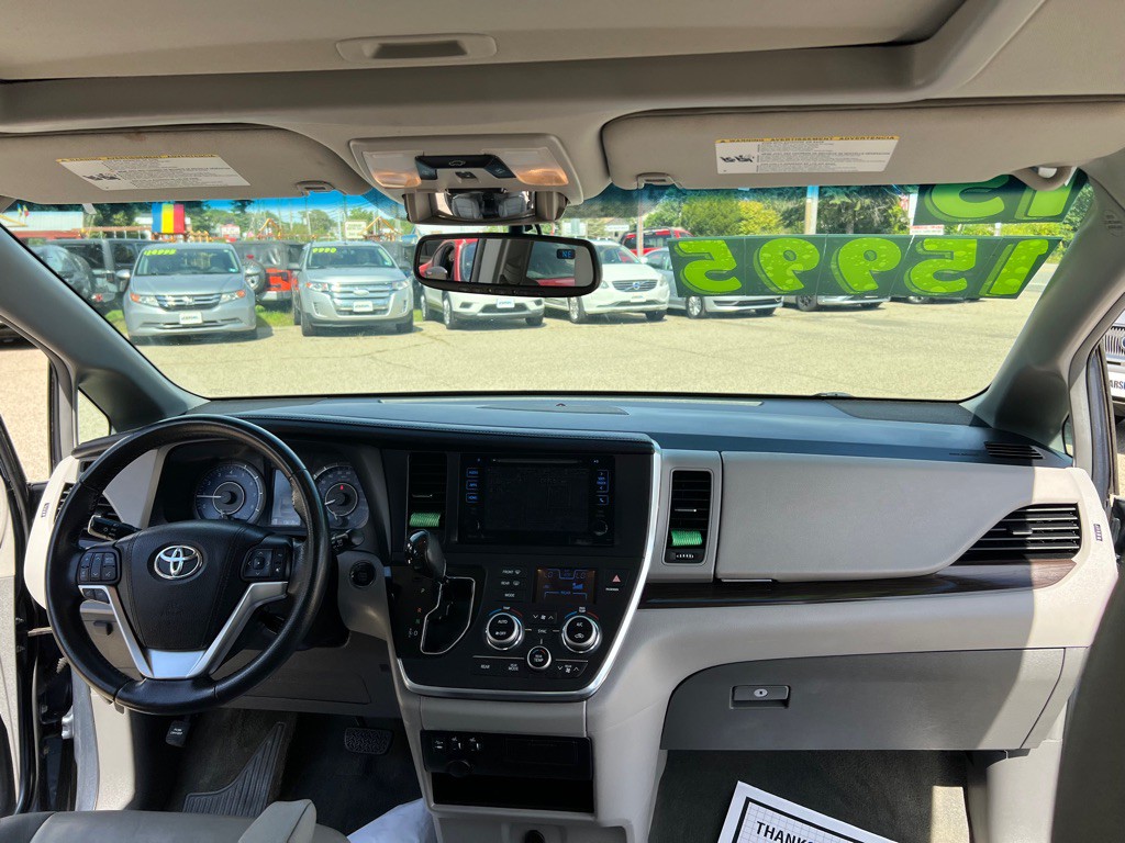 2015 Toyota Sienna Image 17
