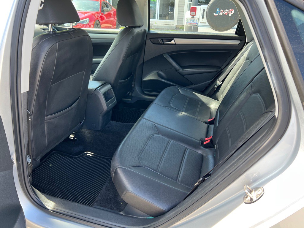 2015 Volkswagen Passat Image 11