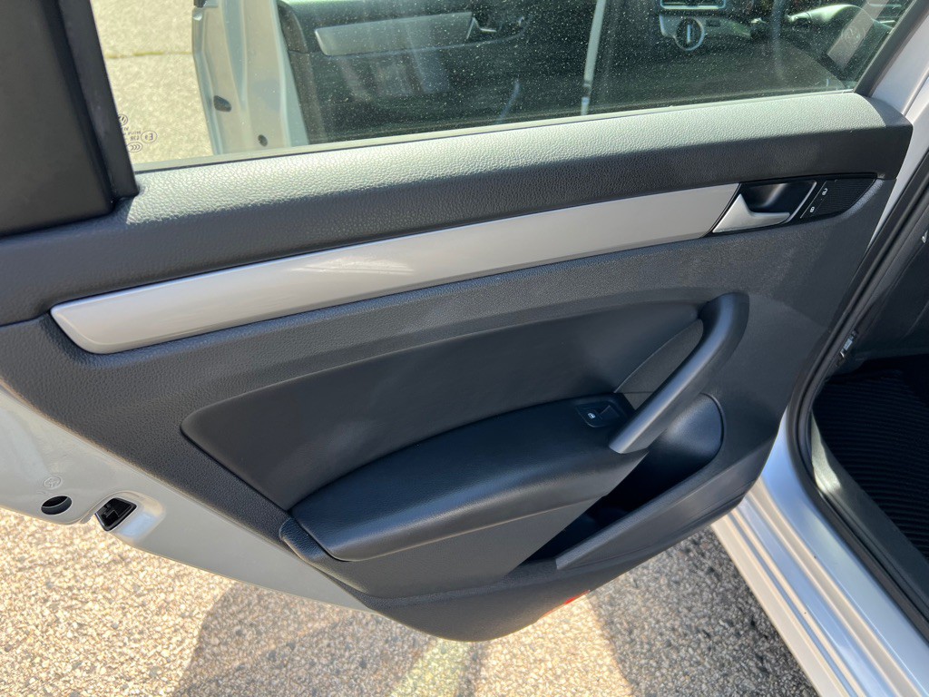2015 Volkswagen Passat Image 12
