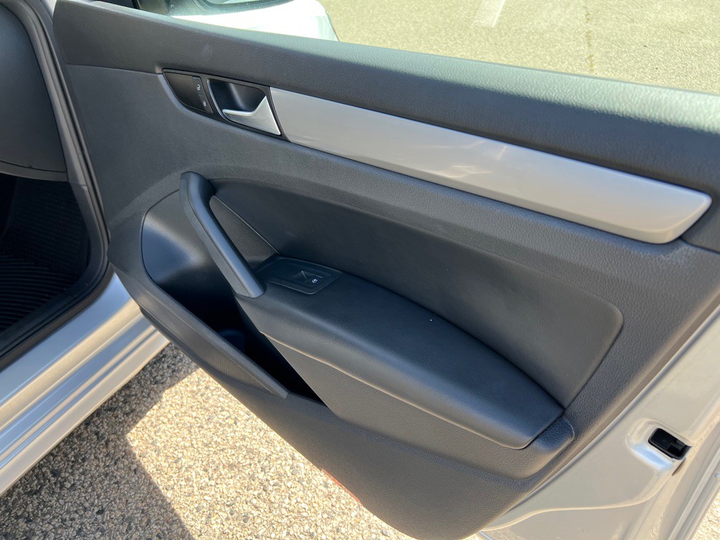 2015 Volkswagen Passat Image 16