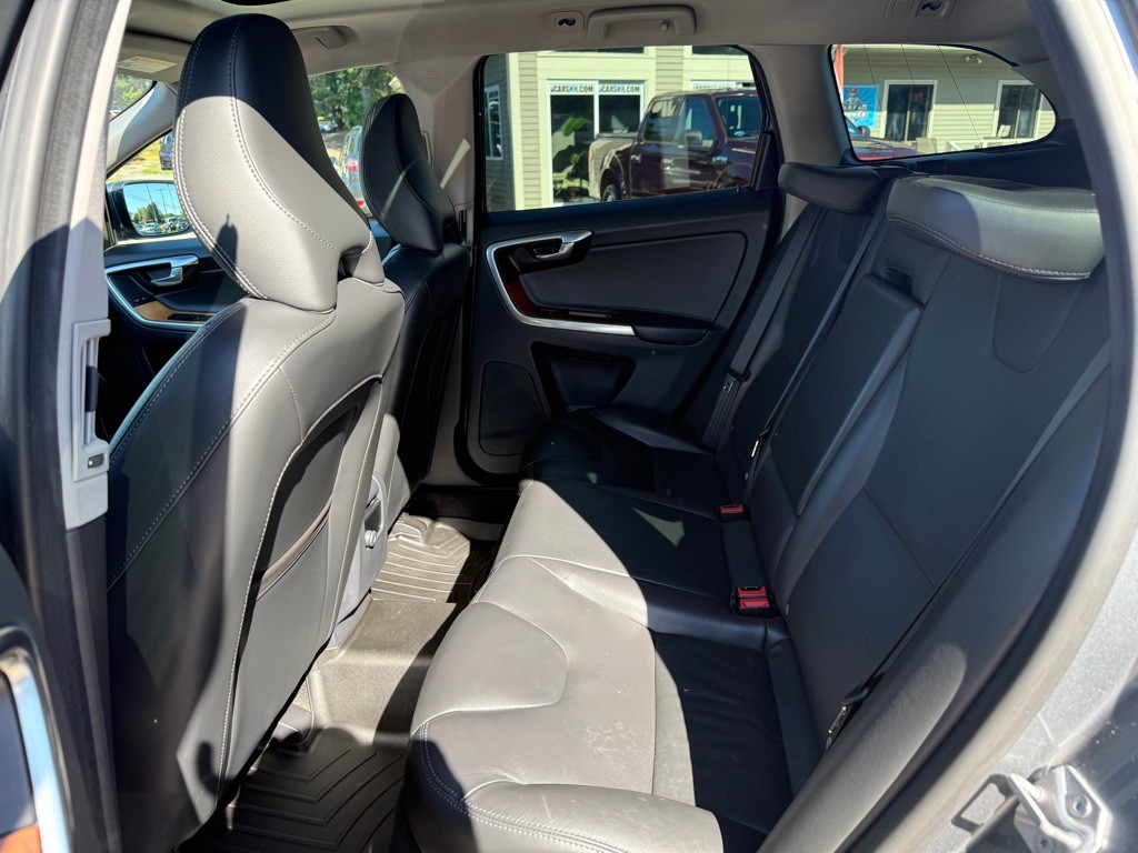 2017 Volvo XC60 Image 11