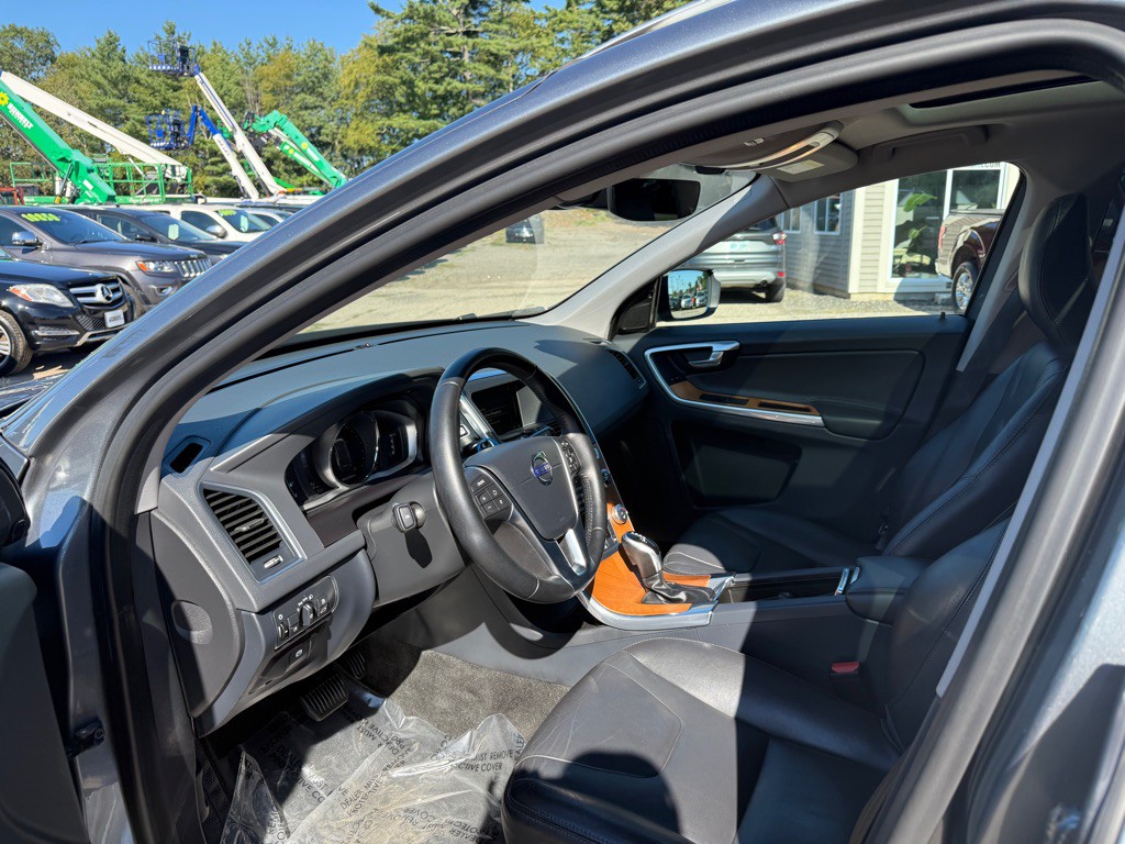 2017 Volvo XC60 Image 12