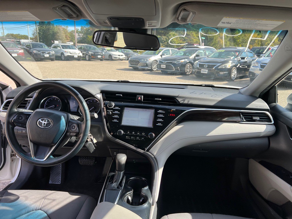 2018 Toyota Camry Image 17