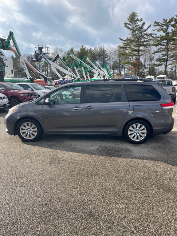 2014 Toyota Sienna Image 2