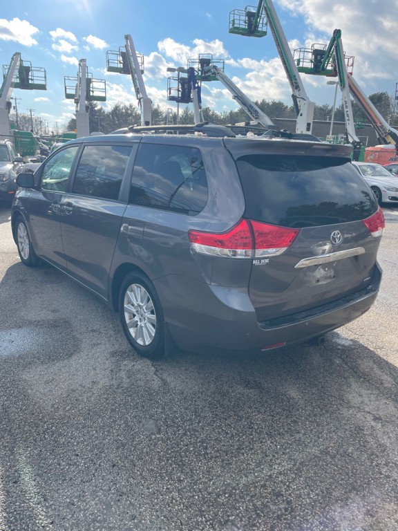 2014 Toyota Sienna Image 3