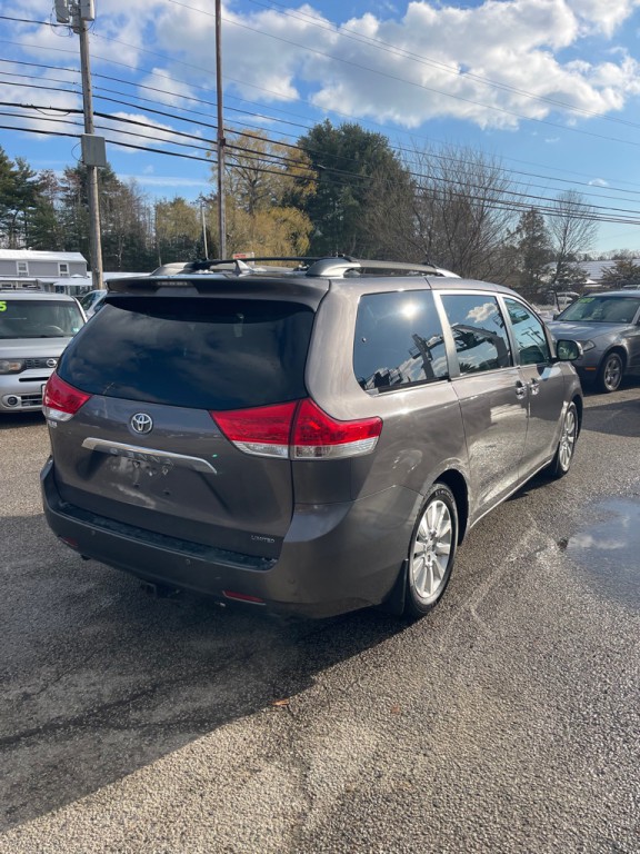 2014 Toyota Sienna Image 4