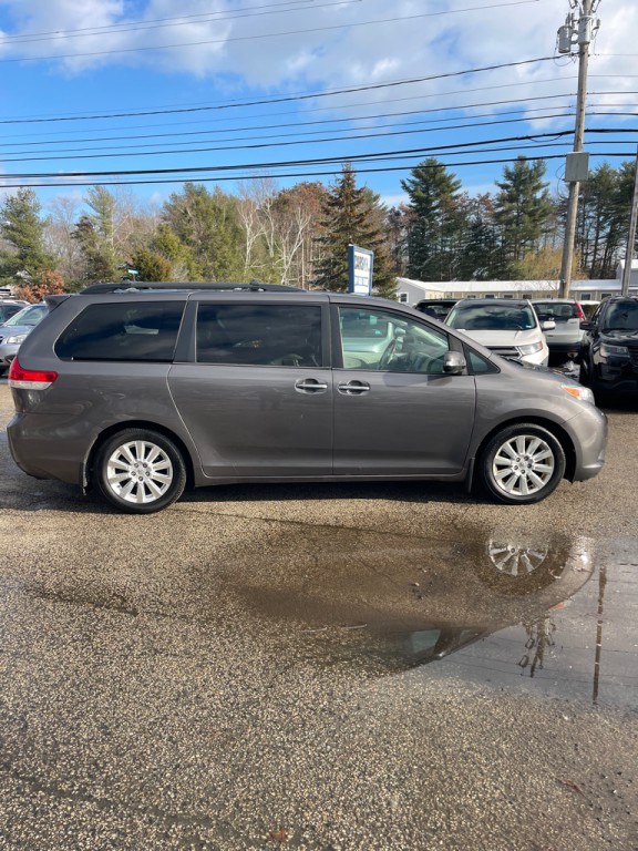 2014 Toyota Sienna Image 5