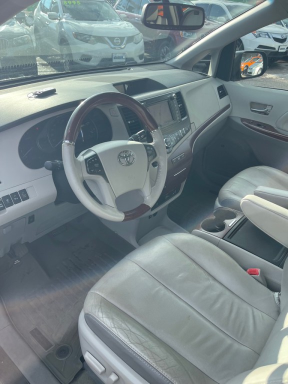 2014 Toyota Sienna Image 9