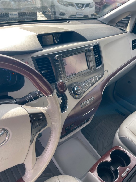 2014 Toyota Sienna Image 10