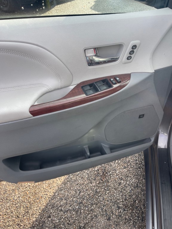 2014 Toyota Sienna Image 11