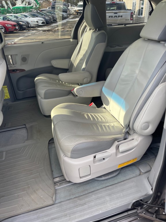 2014 Toyota Sienna Image 12