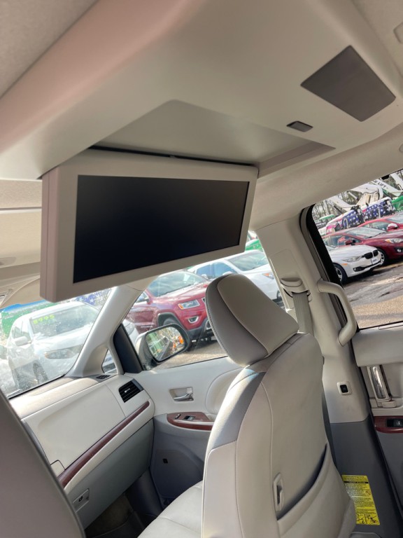 2014 Toyota Sienna Image 13