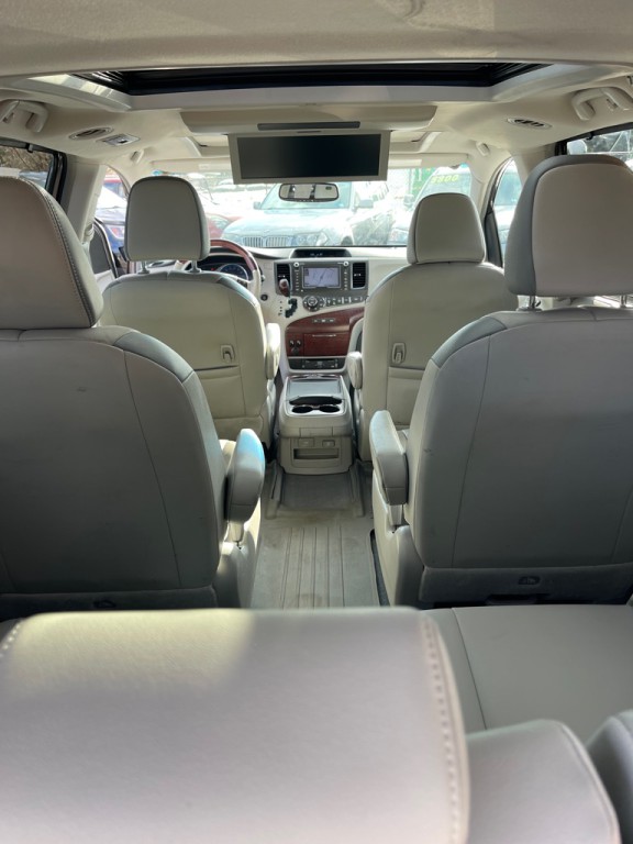 2014 Toyota Sienna Image 15