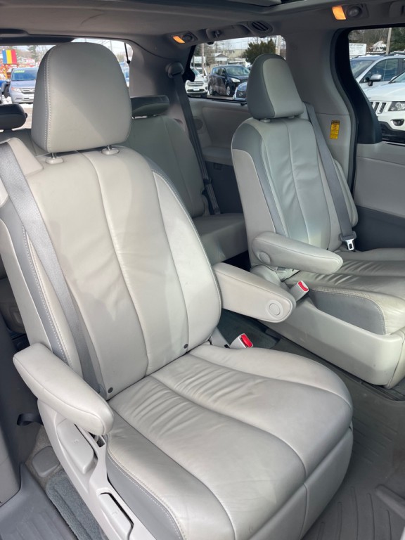 2014 Toyota Sienna Image 18