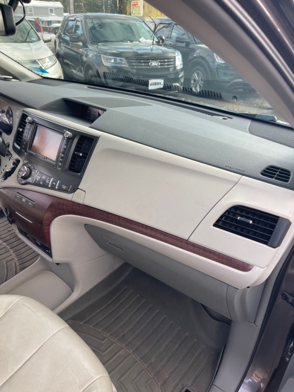 2014 Toyota Sienna Image 19